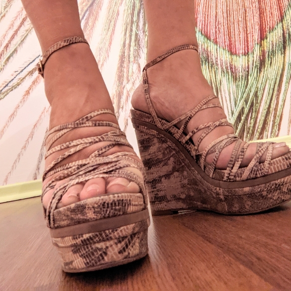 BCBG PITON PLATFORM SANDALS - Picture 6 of 9